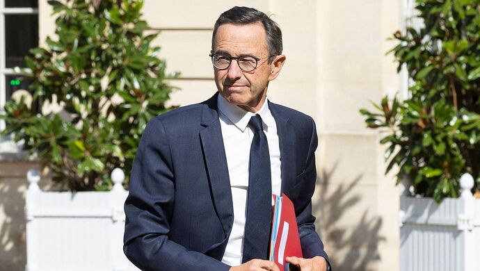 Nouvelles mesures législatives prévues par Bruno Retailleau pour juin 2025 : Un durcissement de la politique migratoire en perspective